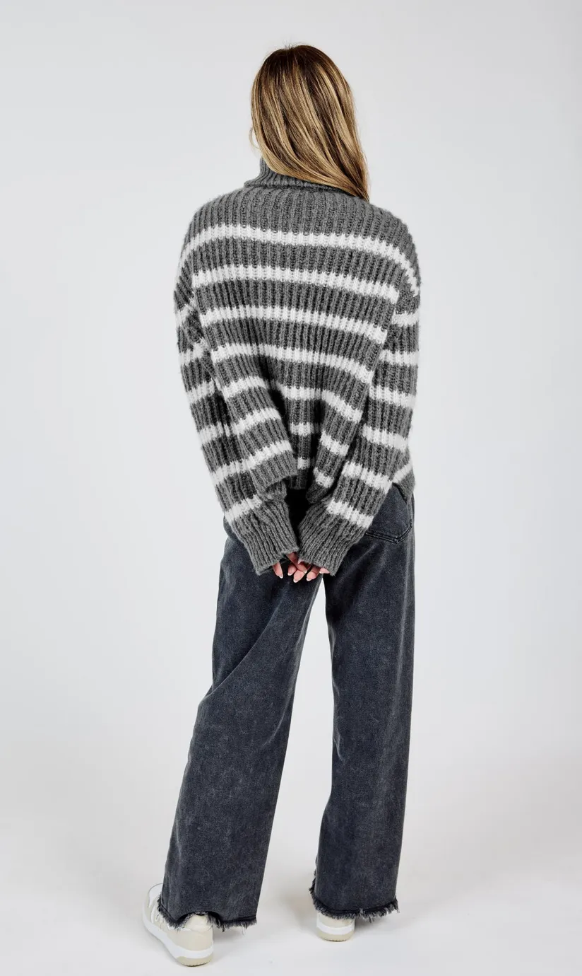 AKI TURTLE NECK STRIPED SWEATER