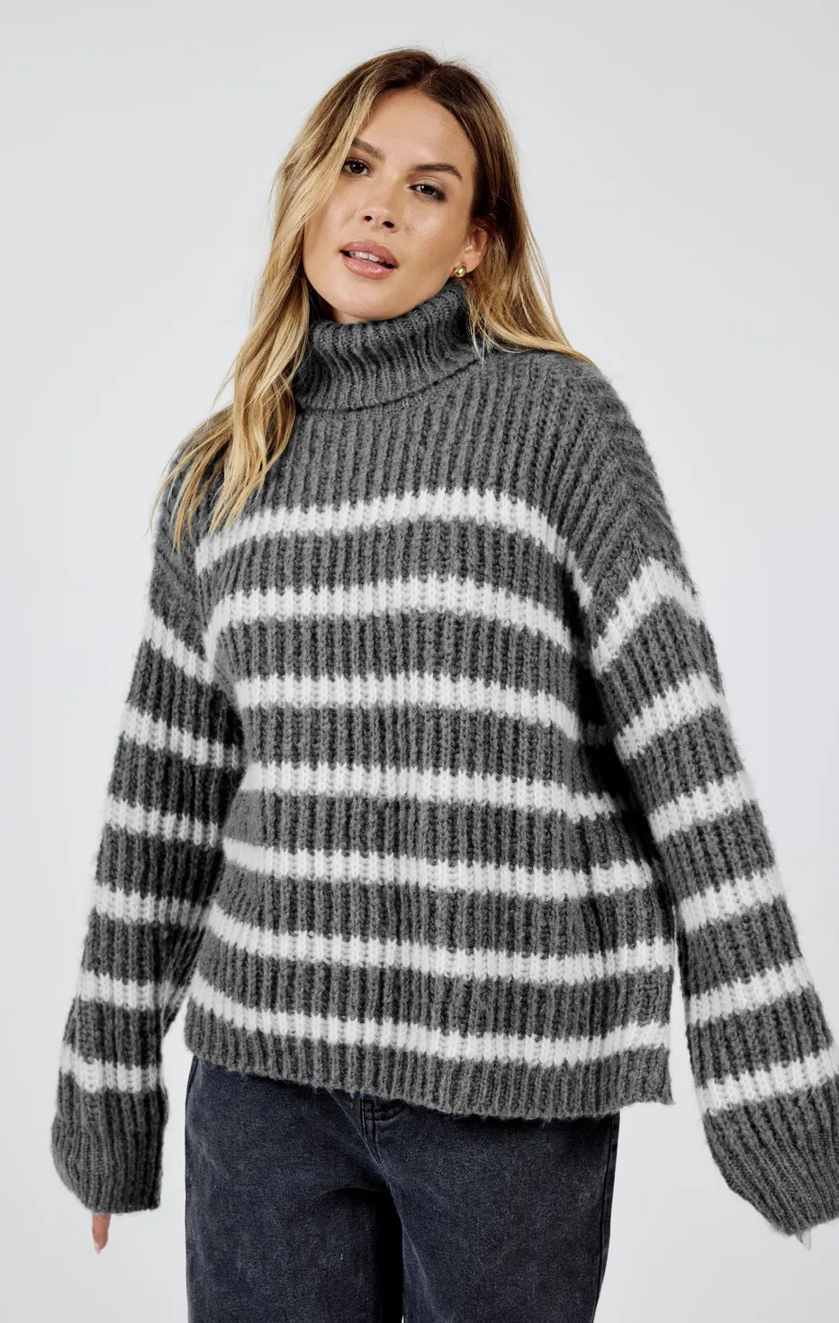 AKI TURTLE NECK STRIPED SWEATER