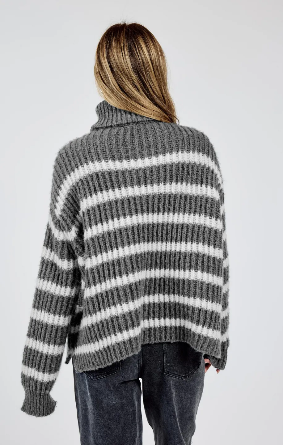 AKI TURTLE NECK STRIPED SWEATER